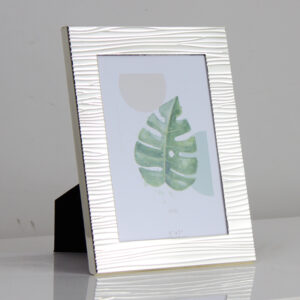 Retro Minimalist Metal Picture Frame Desktop Decorative Photo Frame with clear Lines and Multiple Colors